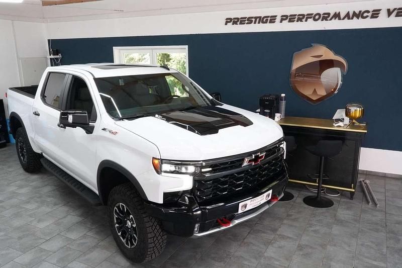 Weiß Neu 2025 Chevrolet Silverado SUV | 86.870 € (Teuer) - Bild 1/4