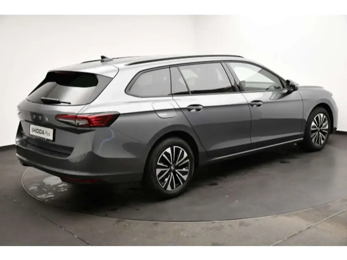 Gebraucht Skoda Superb Selection 150 PS (110 kW) 2025 Graphitegrau metallic Kombi