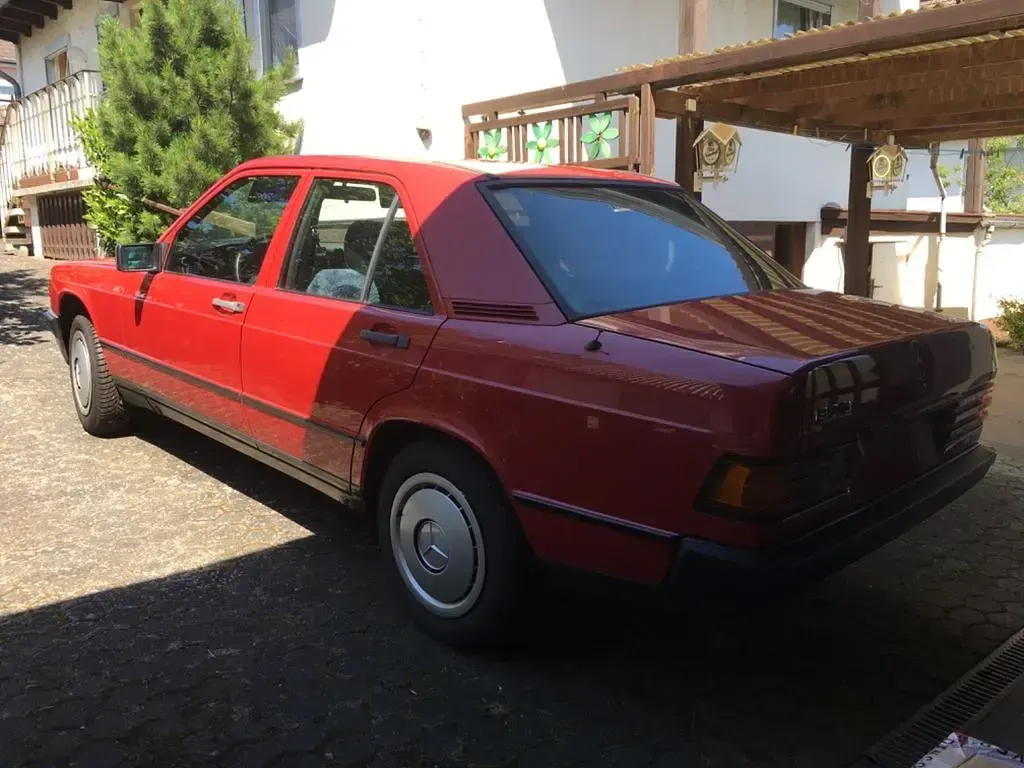 Gebraucht Mercedes 190 72 PS (52 kW) 1988 Rot Limousine