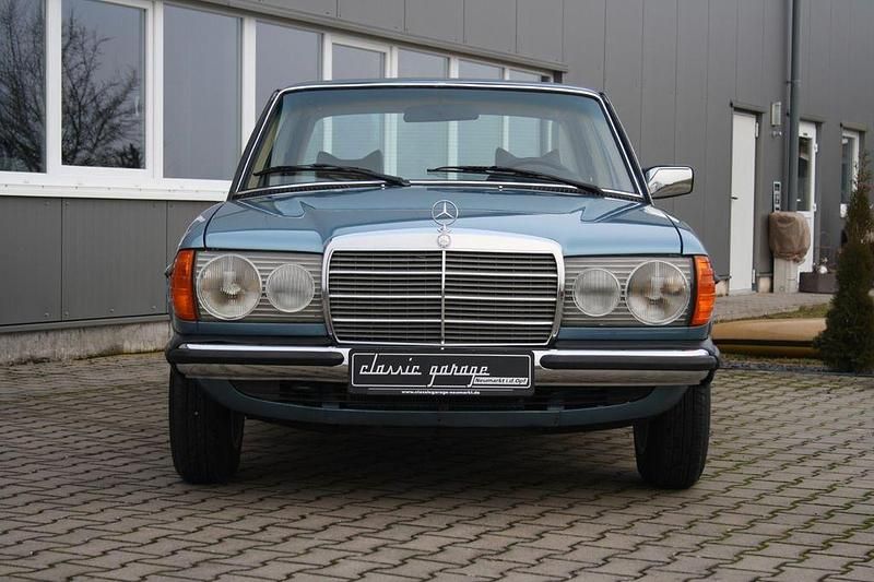 Gebraucht Mercedes 200 94 PS (69 kW) 1976 Blau Limousine