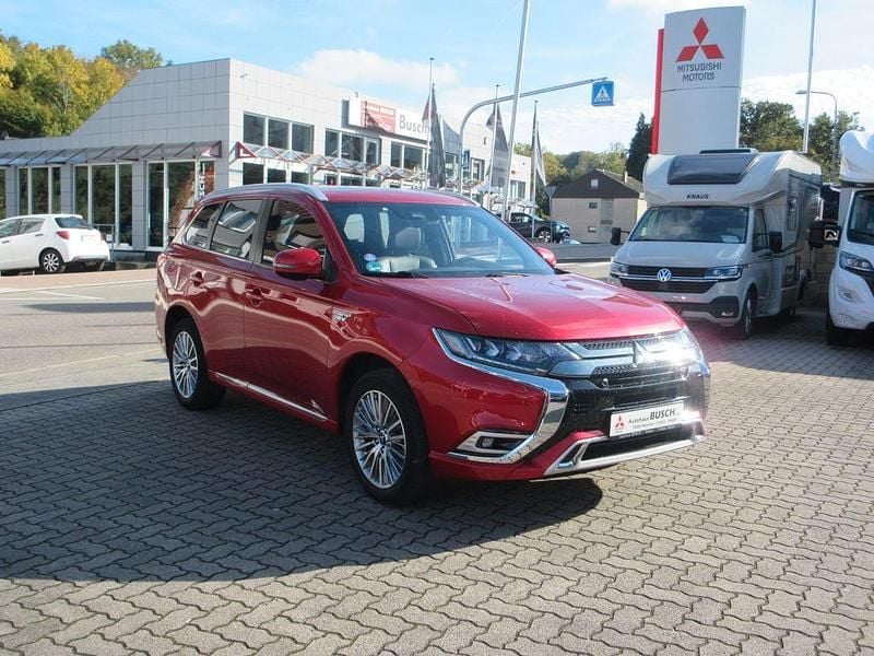 Rot Gebraucht 2021 Mitsubishi Outlander P-HEV Top SUV | 24.700 € (Fairer Preis) - Bild 1/4