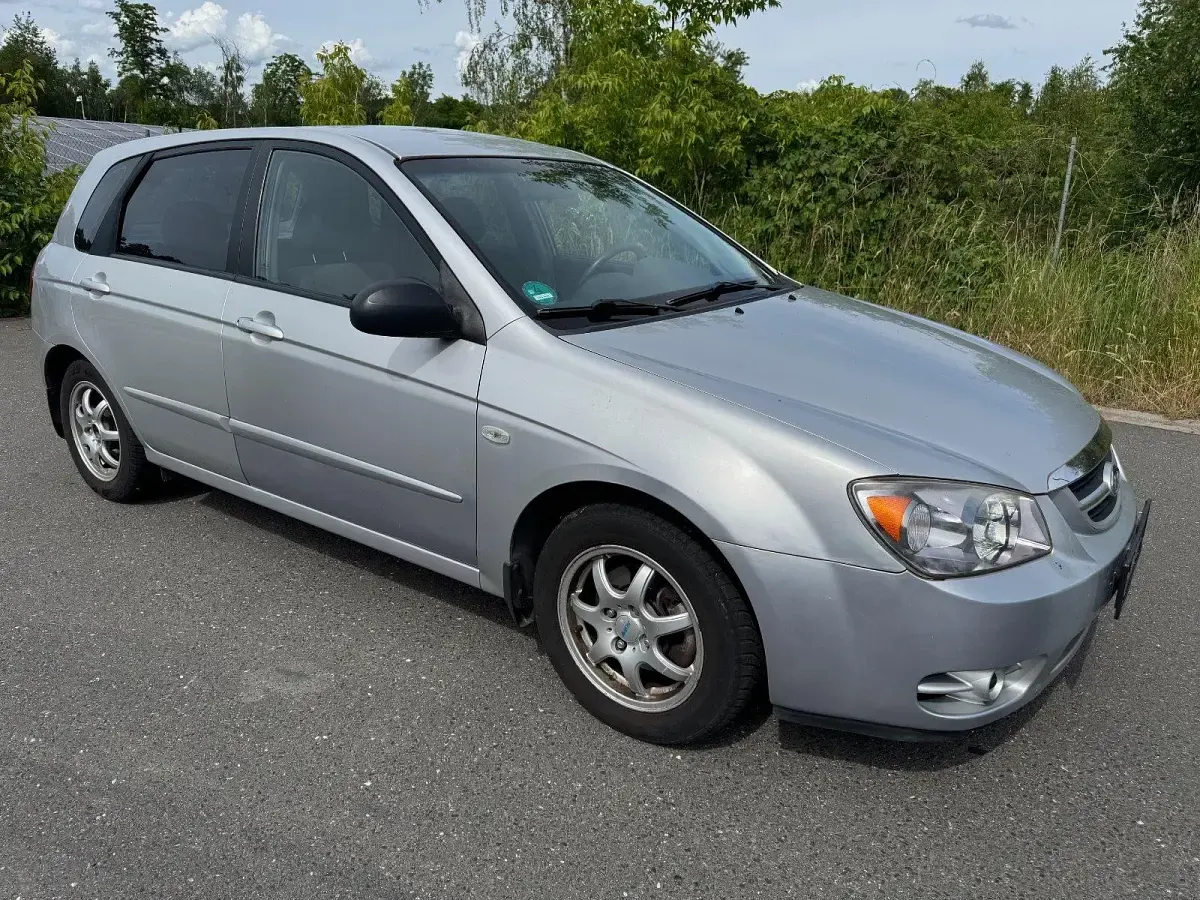 Gebraucht Kia Cerato 101 PS (74 kW) 2006 Silber Limousine