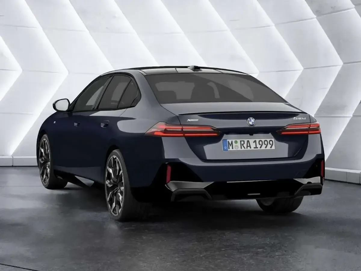 Gebraucht BMW 540 M Sport 303 PS (222 kW) 2025 Black sapphire Kombi
