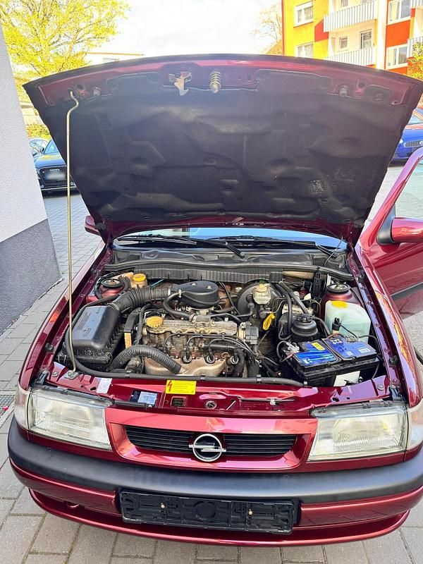Occasion Opel Vectra 90 ch (66 kW) 1995 Rouge Berline