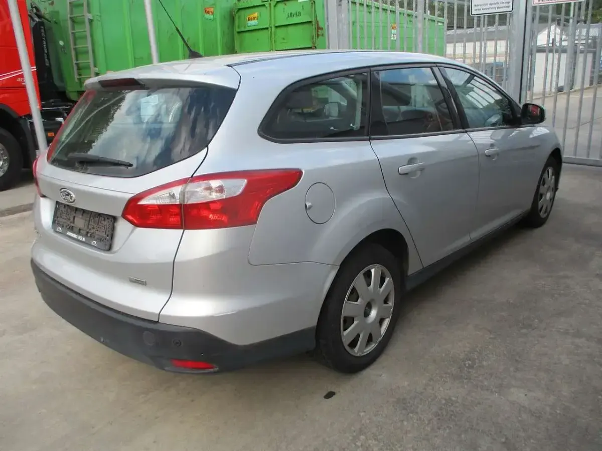Gebraucht Ford Focus Trend 95 PS (69 kW) 2012 Polarsilber metallic Kombi