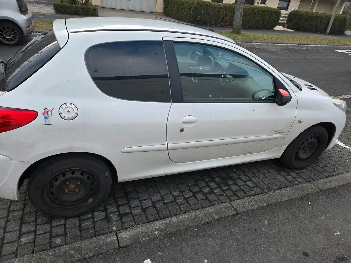 Gebraucht Peugeot 206+ 73 PS (53 kW) 2012 Weiß Kleinwagen