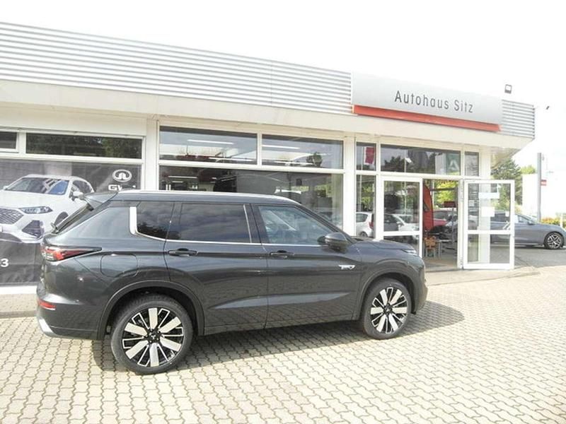 Kristall schwarz Neu 2025 Mitsubishi Outlander P-HEV Intro Edition SUV | 52.580 € (Fairer Preis) - Bild 1/4