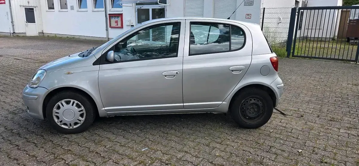 Gebraucht Toyota Yaris 88 PS (64 kW) 2004 Silber Kleinwagen