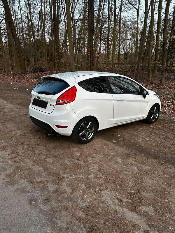 Gebraucht Ford Fiesta Trend 82 PS (60 kW) 2009 Weiß Kleinwagen