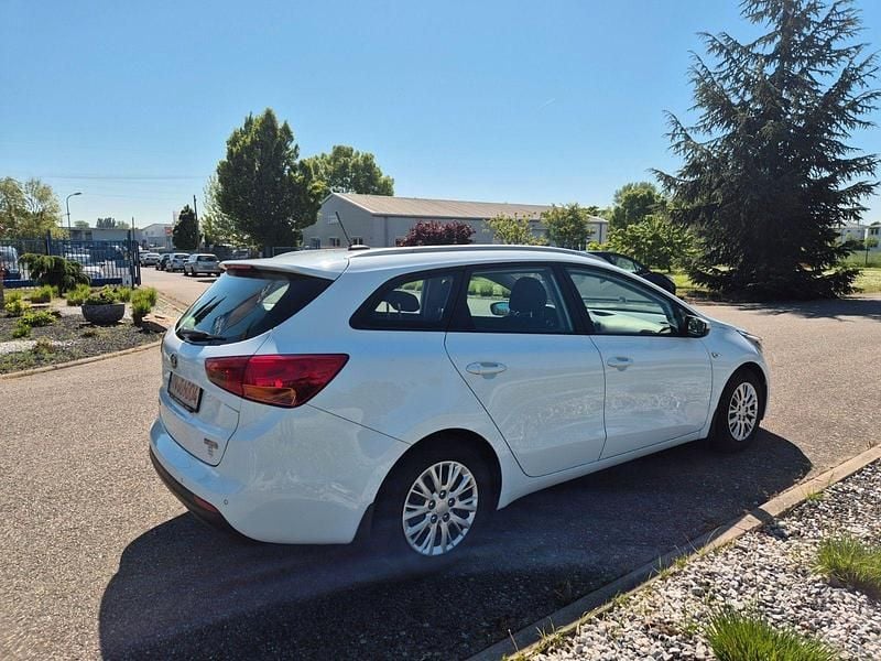 Second-hand Kia Ceed 101 CP (74 kW) 2016 Alb Hatchback