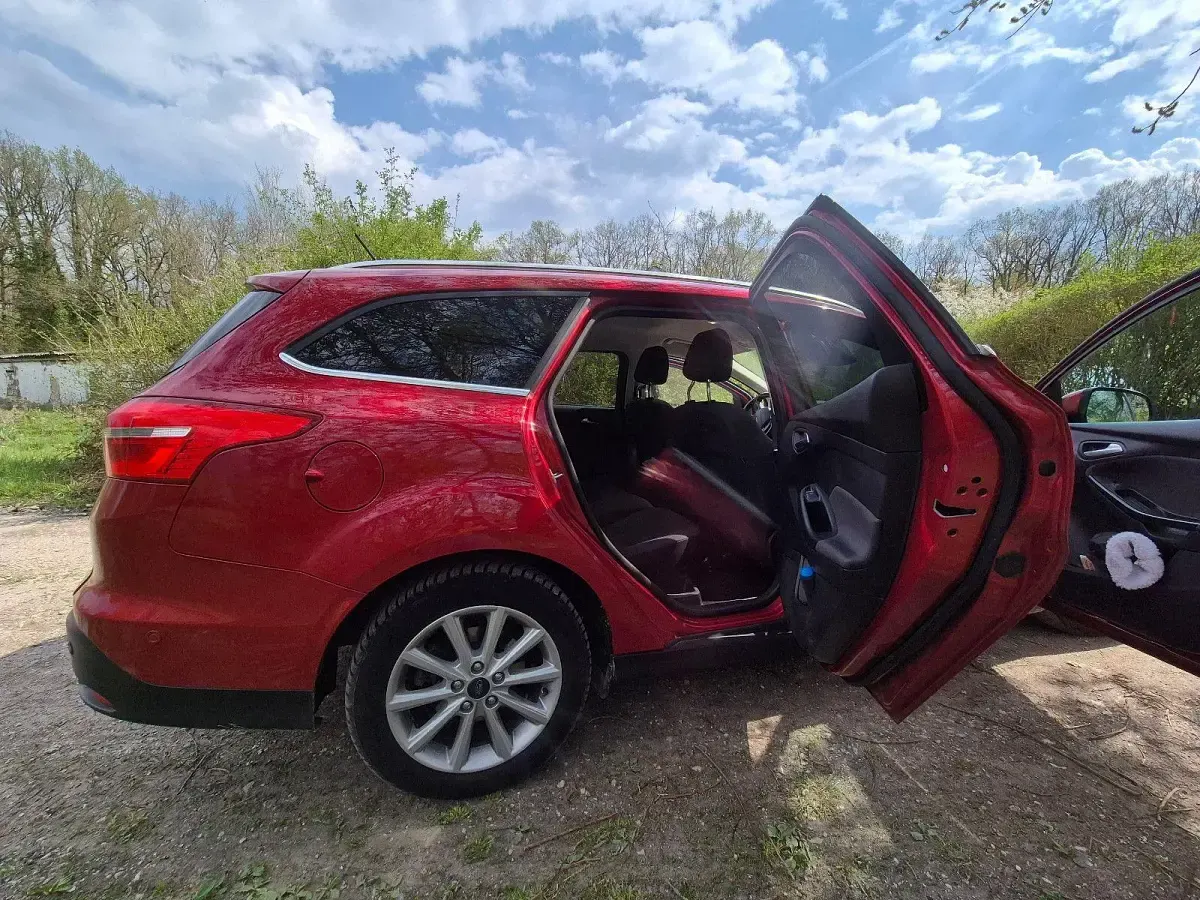 Gebraucht Ford Focus Titanium 120 PS (88 kW) 2018 Rot Kombi