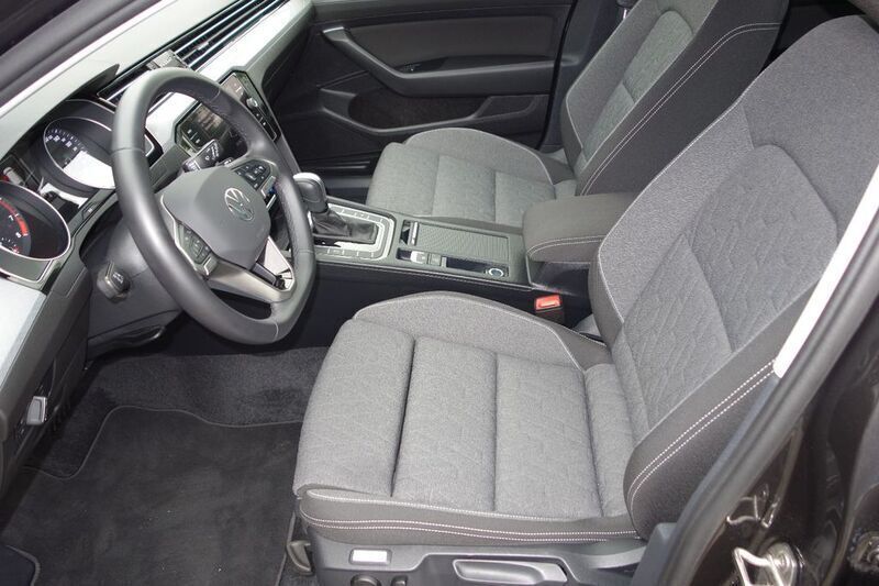 Gebraucht VW Passat 150 PS (110 kW) 2024 Grau Limousine