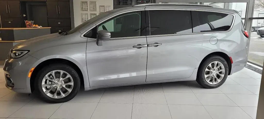 Gebraucht Chrysler Pacifica Touring 286 PS (210 kW) 2022 Silber Van