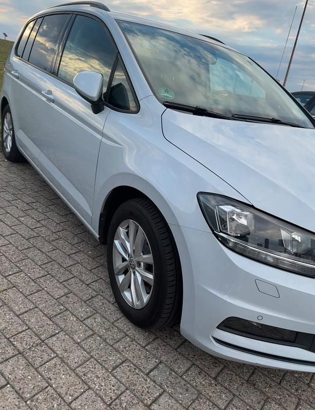 Grau Gebraucht 2019 VW Touran Van / Kleinbus | 16.900 € (Guter Preis) - Bild 1/3