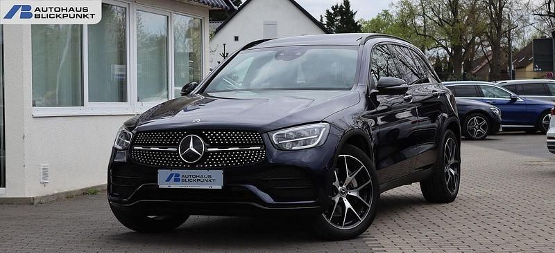 Manufaktur cavansitblau (metallic) Gebraucht 2021 Mercedes GLC300 AMG SUV | 39.480 € (Fairer Preis) - Bild 1/4