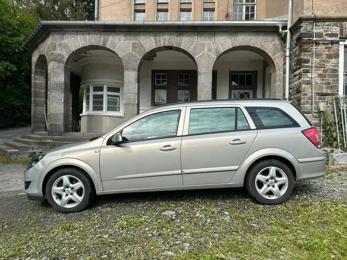 Gebraucht Opel Astra 140 PS (102 kW) 2008 Silber Kombi