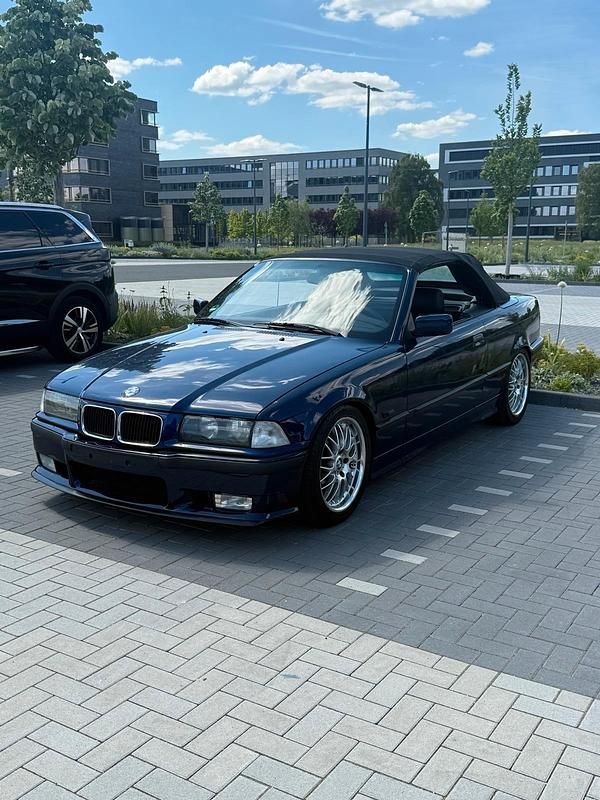 Blau Gebraucht 1995 BMW 318 Cabriolet M Sport Cabrio | 4.500 € - Bild 1/4