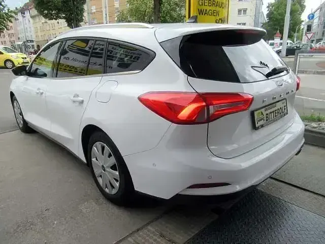 Używany Ford Focus 120 KM (88 kW) 2020 Biały Sedan/Limuzyna