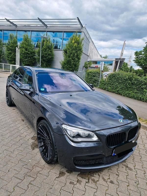 Grau Gebraucht 2009 BMW 750L M Sport Limousine | 16.500 € - Bild 1/4