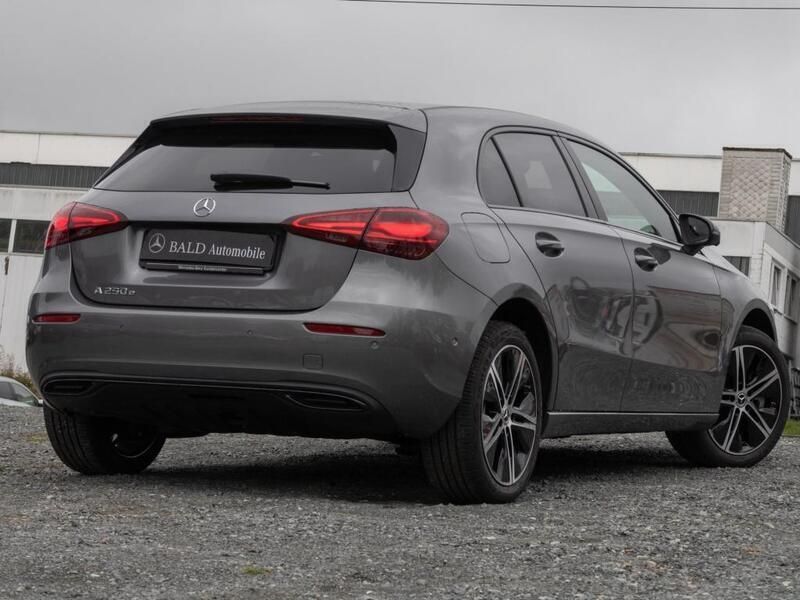 Gebraucht Mercedes A250 Advanced 163 PS (119 kW) 2024 Mountain grey metallic Limousine