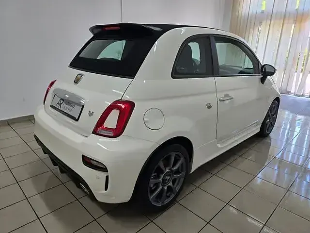 Gebraucht Abarth 595C 165 PS (121 kW) 2023 Bianco bossa nova/calco Cabrio