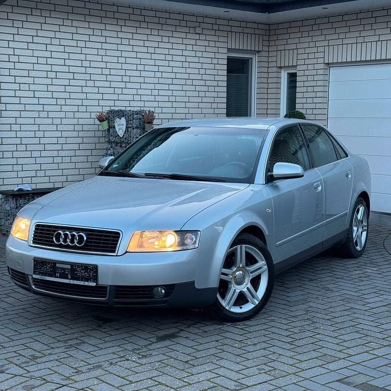 Grau Gebraucht 2000 Audi A4 Limousine | 2.400 € (Fairer Preis) - Bild 1/4