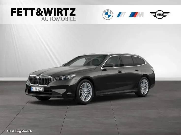 Gebraucht BMW 540 Sport Line 303 PS (222 kW) 2025 Sophistograu brillanteffekt metallic Kombi