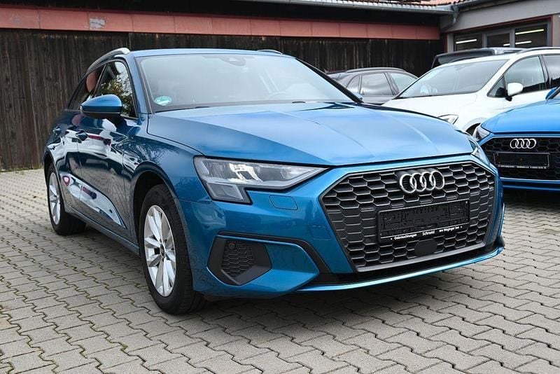 Blau Gebraucht 2022 Audi A3 Sportback Ambiente Limousine | 21.500 € (Superpreis) - Bild 1/4