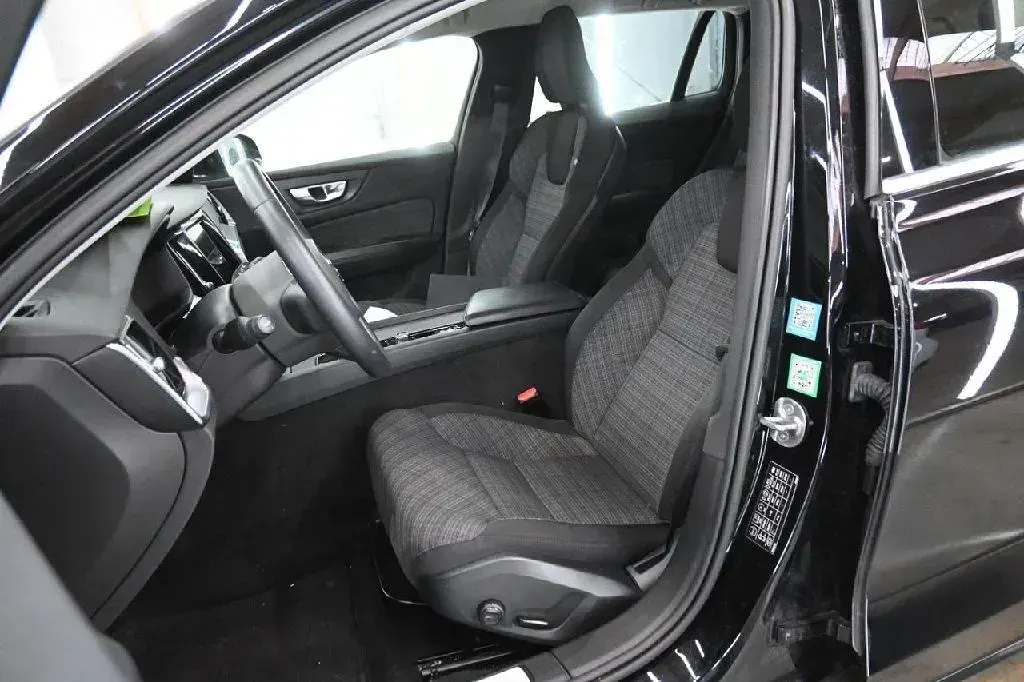 Gebraucht Volvo V60 Core 197 PS (144 kW) 2023 Schwarz Kombi