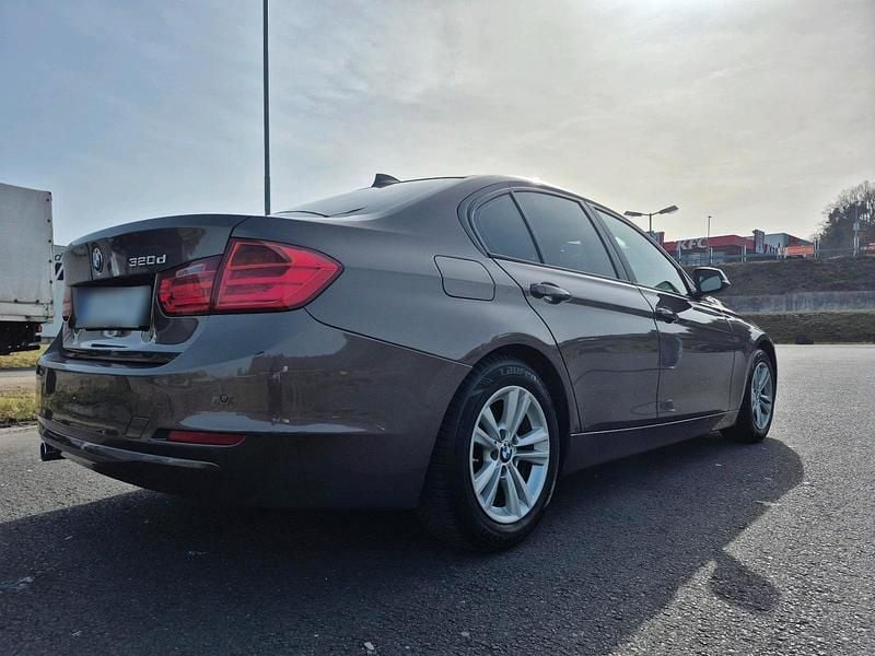 Gebraucht BMW 320 163 PS (119 kW) 2012 Braun Limousine