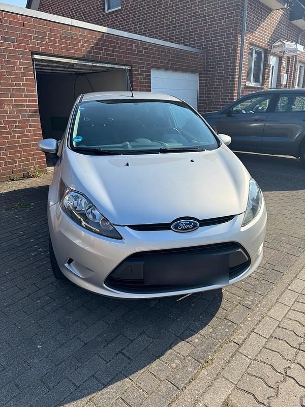 Gebraucht Ford Fiesta 60 PS (44 kW) 2010 Silber Kleinwagen