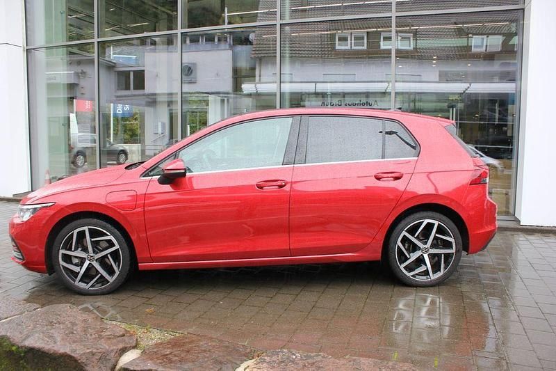 Gebraucht VW Golf VIII Style 150 PS (110 kW) 2022 Rot Limousine