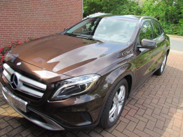Gebraucht Mercedes GLA200 Urban 156 PS (114 kW) 2015 Braun metallic SUV