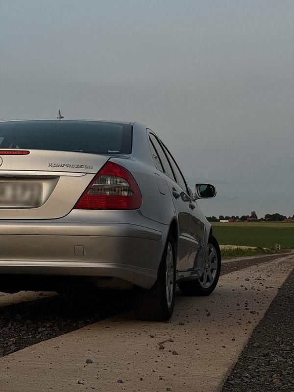 Second-hand Mercedes E200 184 CP (135 kW) 2007 Argintiu Berlinǎ