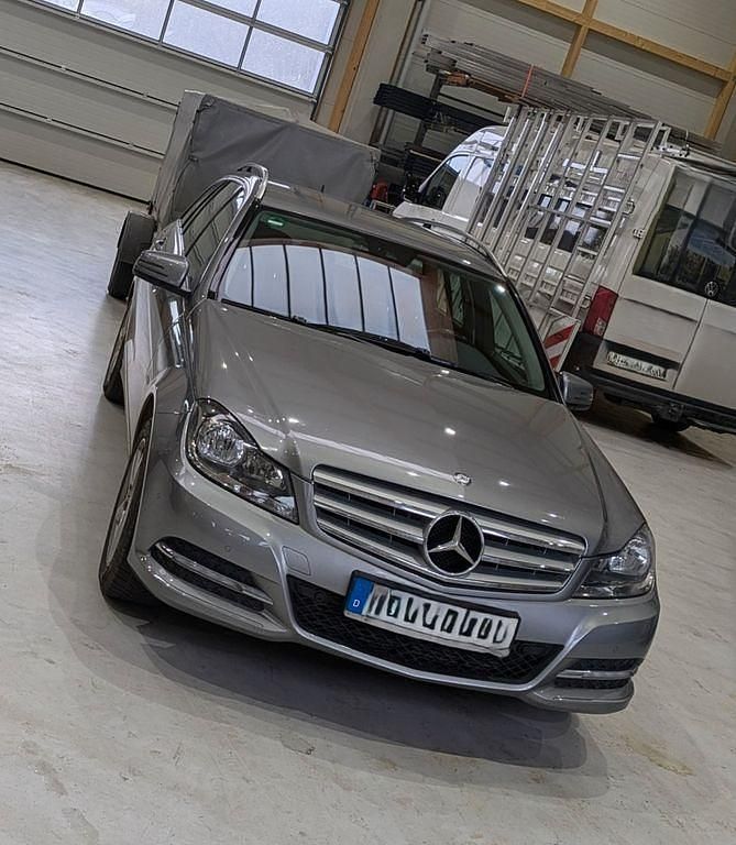 Silber Gebraucht 2011 Mercedes 250 Limousine | 13.900 € (Fairer Preis) - Bild 1/4