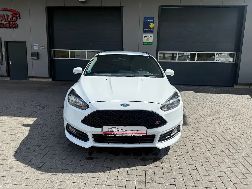 Używany Ford Focus ST 185 KM (136 kW) 2018 Biały Sedan/Limuzyna
