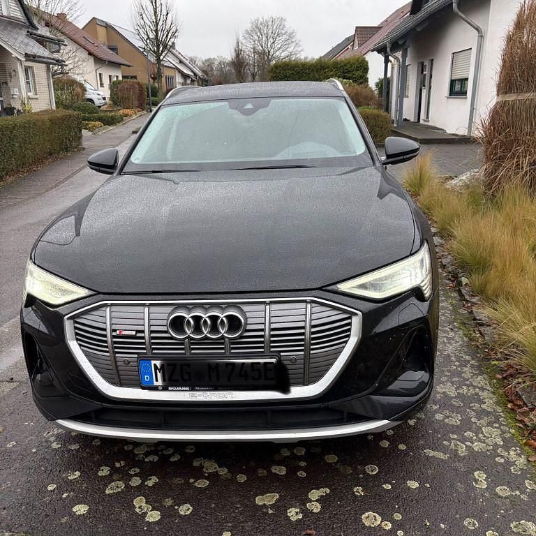Schwarz Gebraucht 2020 Audi e-tron S-Line SUV | 44.500 € - Bild 1/4