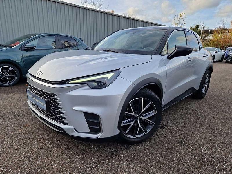 Platinsilber (metallic) Gebraucht 2024 Lexus LBX SUV | 35.990 € (Fairer Preis) - Bild 1/4