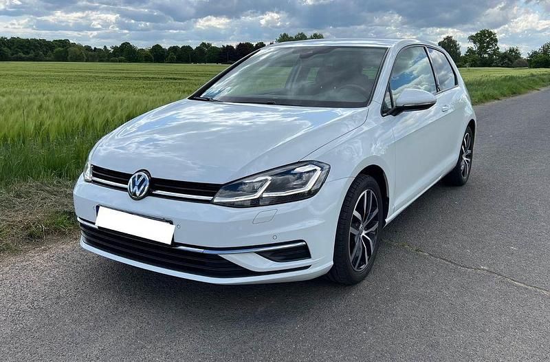Weiß Gebraucht 2017 VW Golf VII Sound Limousine | 10.999 € (Fairer Preis) - Bild 1/4