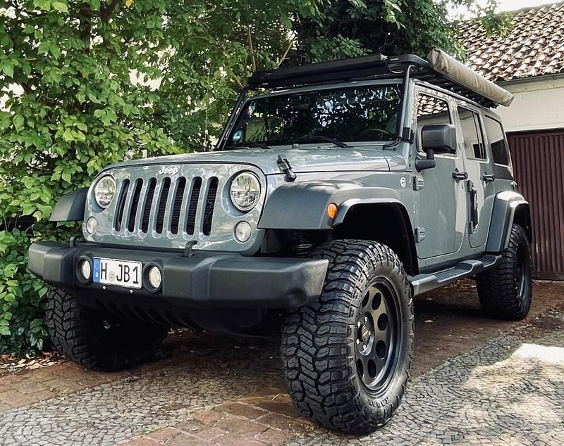 Grau Gebraucht 2015 Jeep Wrangler Unlimited SUV | 29.900 € (Teuer) - Bild 1/4
