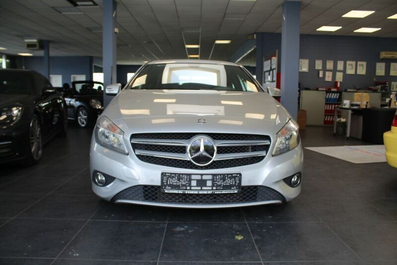 Gebraucht Mercedes A180 Urban 109 PS (80 kW) 2013 Polarsilber metallic Limousine