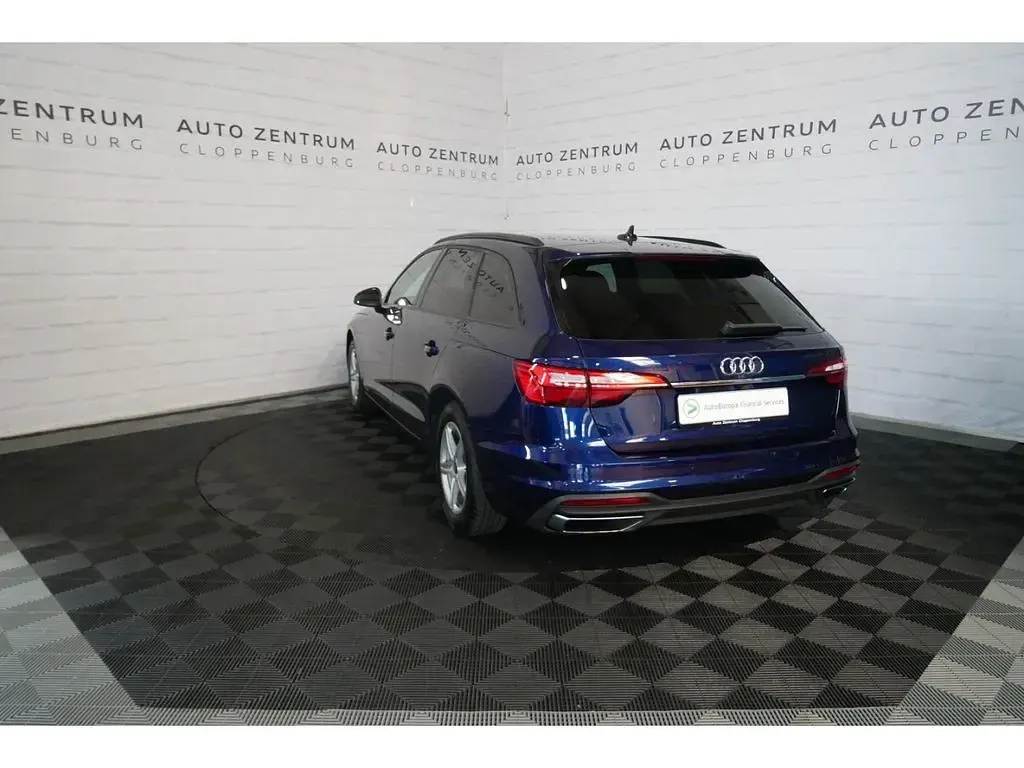 Gebraucht Audi A4 Basis 163 PS (119 kW) 2023 Blau Limousine