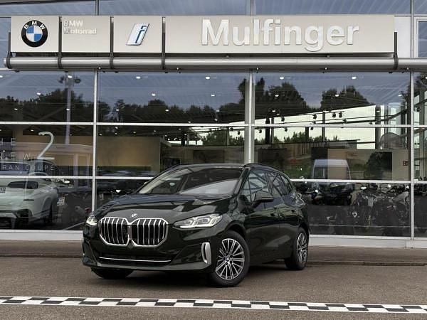 Grün (sanremo green metallic) Neu 2025 BMW 218 Van / Kleinbus | 35.950 € (Guter Preis) - Bild 1/4