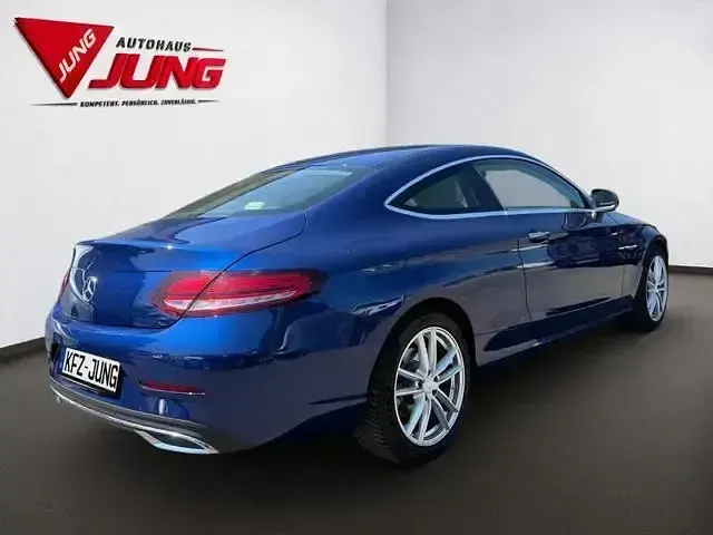 Gebraucht Mercedes C220 194 PS (142 kW) 2021 Blau Coupé