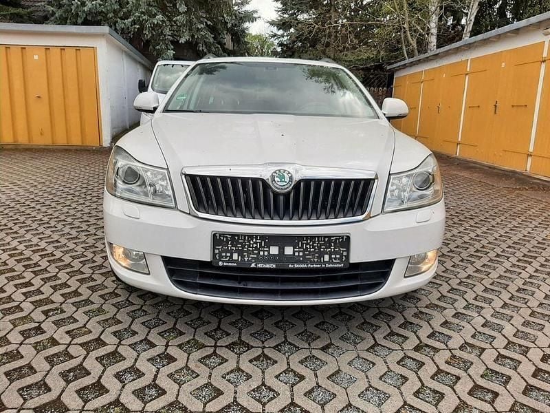 Gebraucht Skoda Octavia Family 122 PS (89 kW) 2012 Weiß Kombi