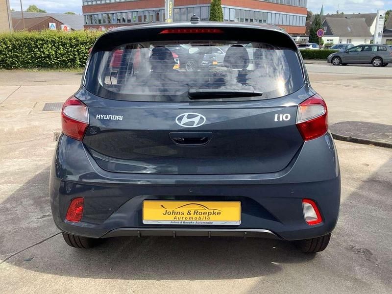 Neu Hyundai i10 Comfort 63 PS (46 kW) 2025 Grau Kleinwagen