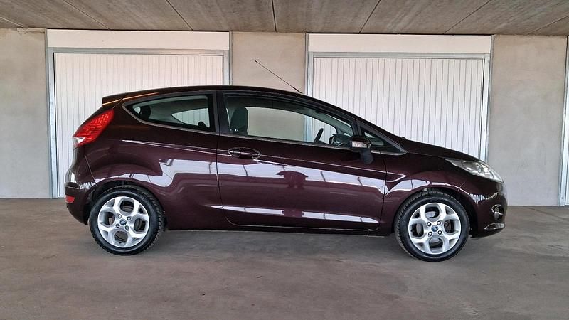 Gebraucht Ford Fiesta Titanium 97 PS (71 kW) 2012 Violet Kleinwagen