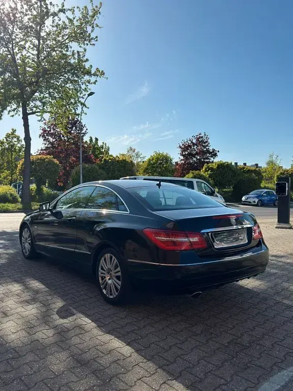 Gebraucht Mercedes E220 170 PS (125 kW) 2011 Schwarz Coupé