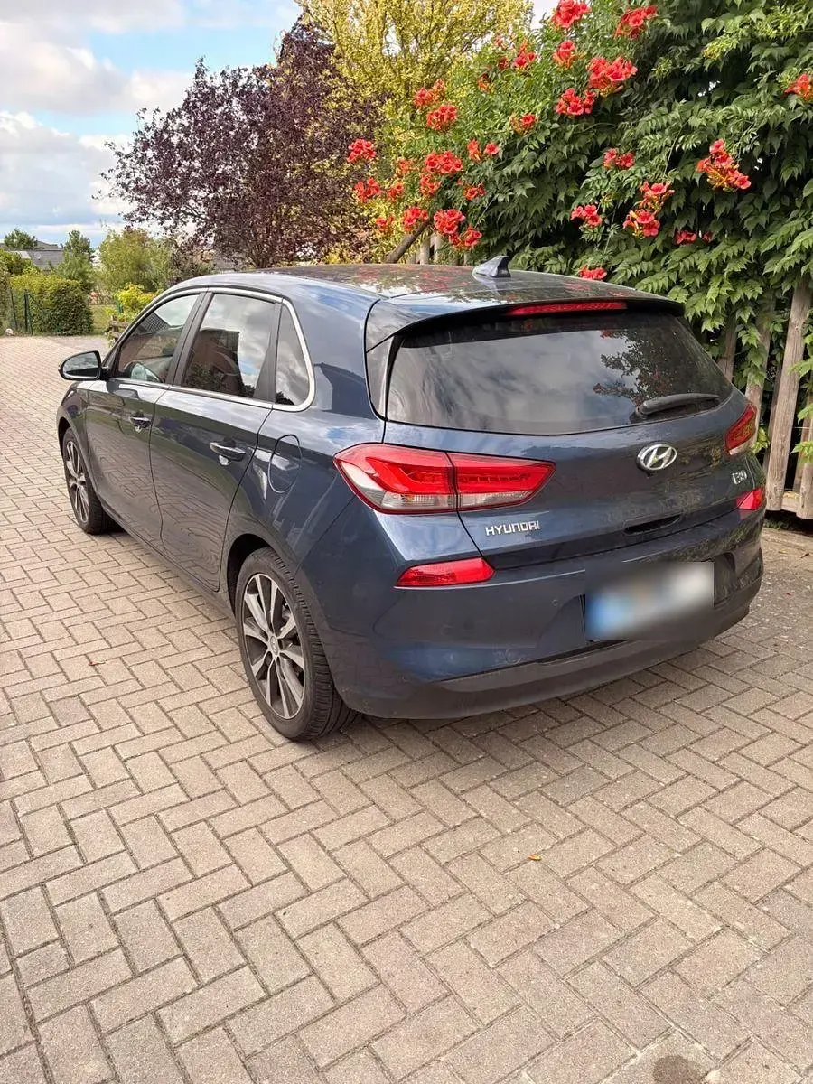Gebraucht Hyundai i30 Style 140 PS (102 kW) 2017 Blau Limousine