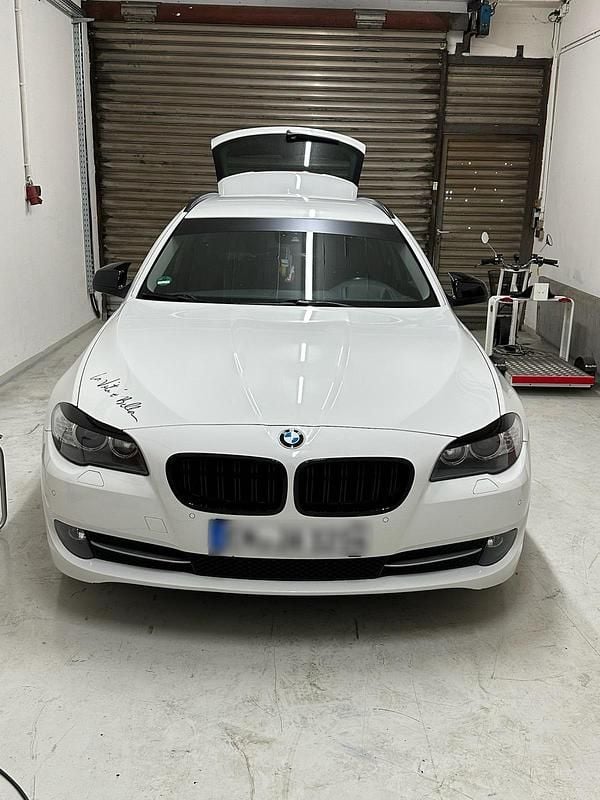 Weiß Gebraucht 2011 BMW 528 Kombi | 10.350 € - Bild 1/4